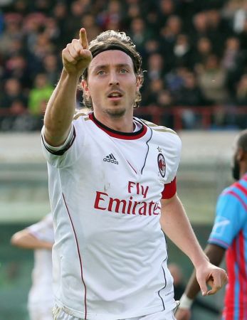  圣埃蒂安队长挺身而出，关键进球锁定比赛胜局